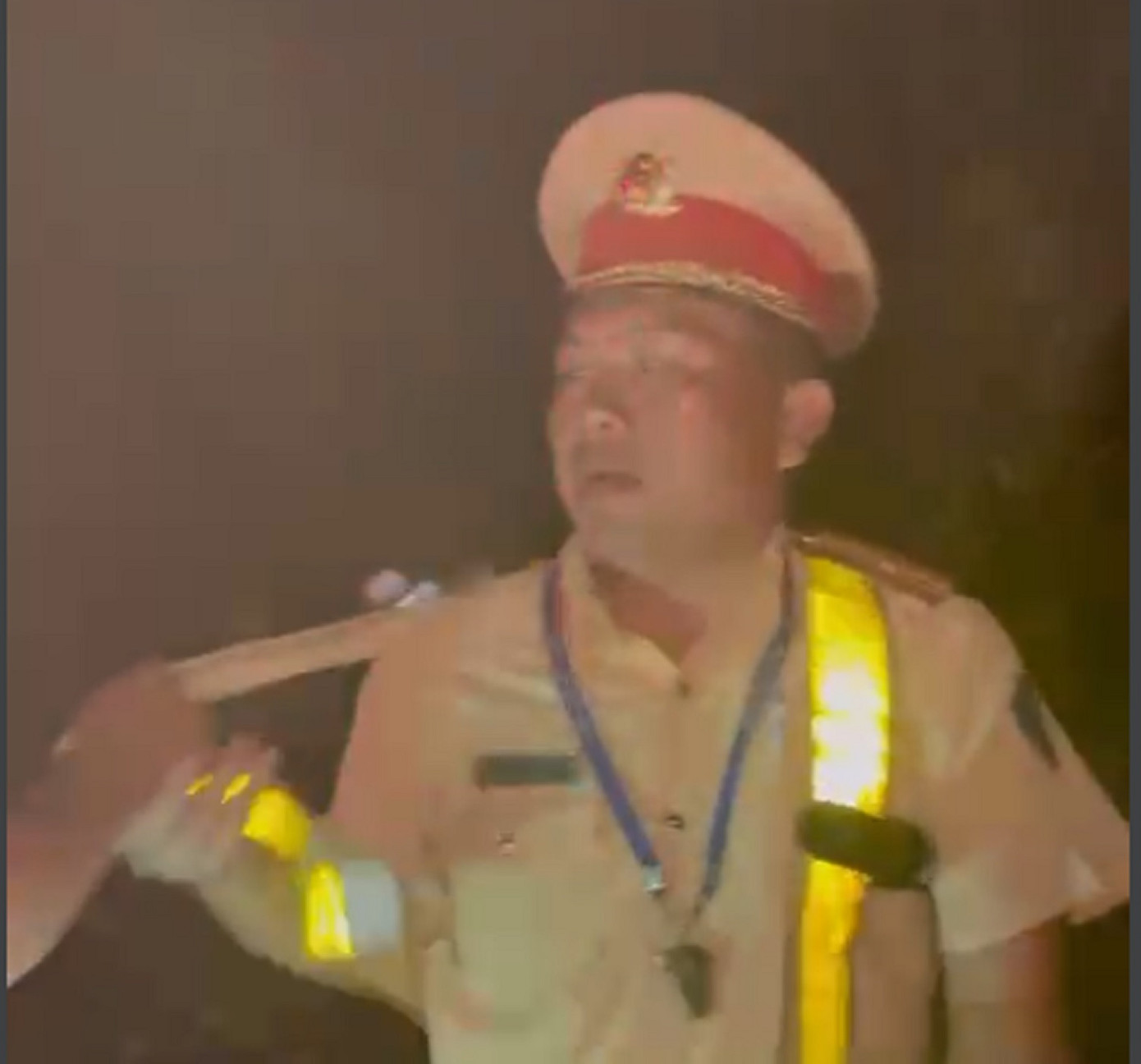 Ông Định có hành động chống người thi hành công vụ. Ảnh cắt từ clip