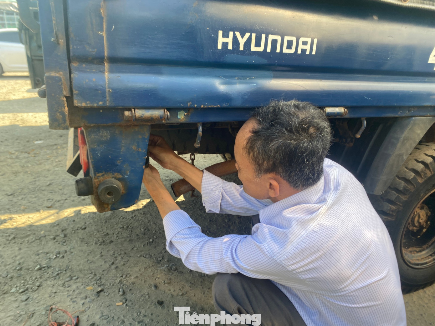 Ông Thịnh tranh thủ kiểm tra hệ thống dây điện Ông Thịnh tranh thủ kiểm tra hệ thống dây điện