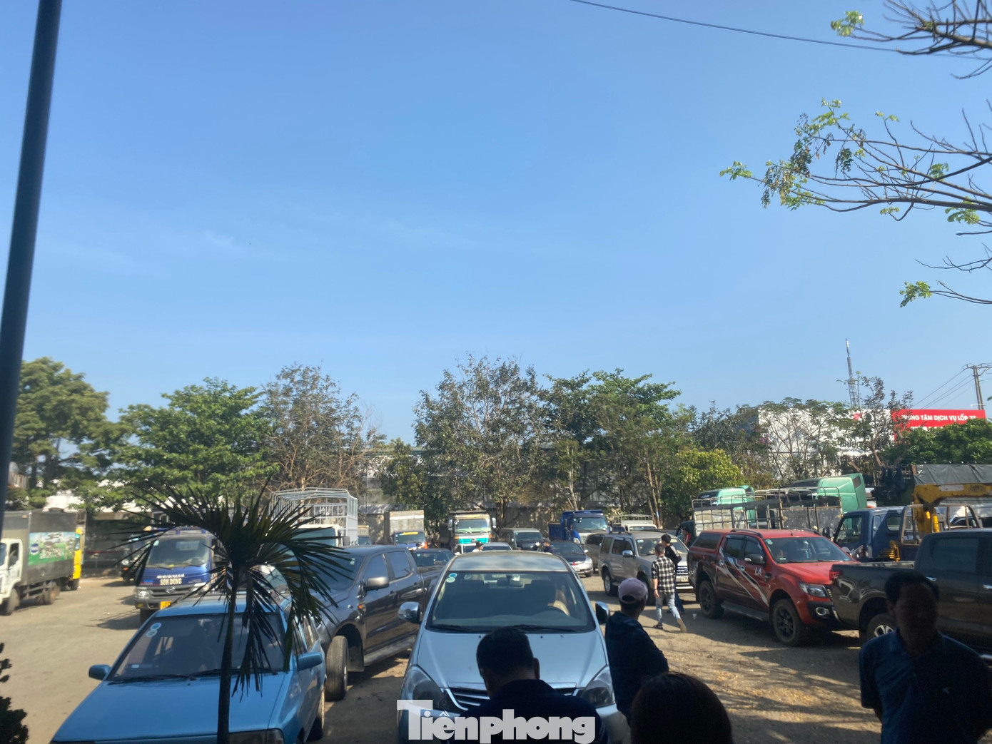 Rất đông phương tiện đi đăng kiểm trong ngày 20/3 Rất đông phương tiện đi đăng kiểm trong ngày 20/3