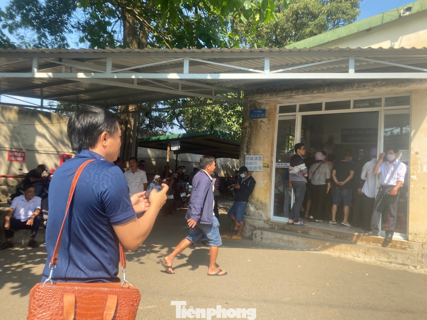 Nhiều người xếp hàng chờ đợi để đăng kiểm xe Nhiều người xếp hàng chờ đợi để đăng kiểm xe