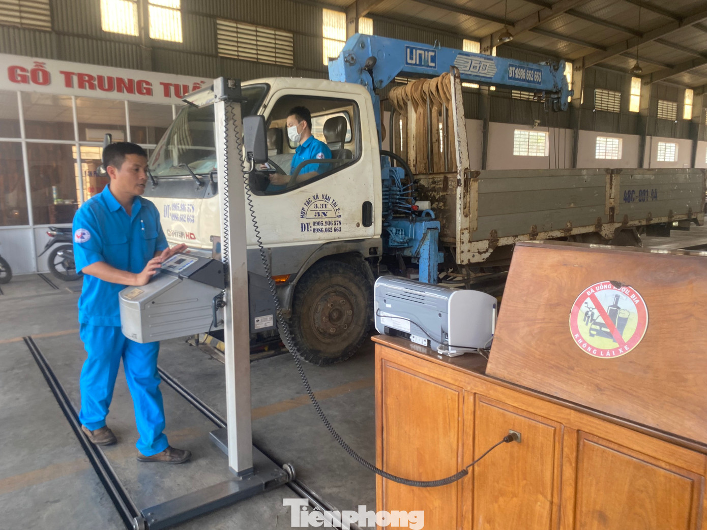 Nhân viên đăng kiểm tại Trung tâm đăng kiểm xe cơ giới 4702D Nhân viên đăng kiểm tại Trung tâm đăng kiểm xe cơ giới 4702D