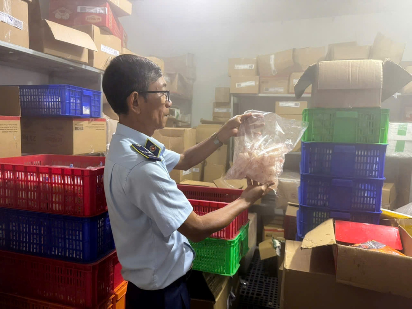 Lực lượng quản lý thị trường kiểm tra sản phẩm đông lạnh