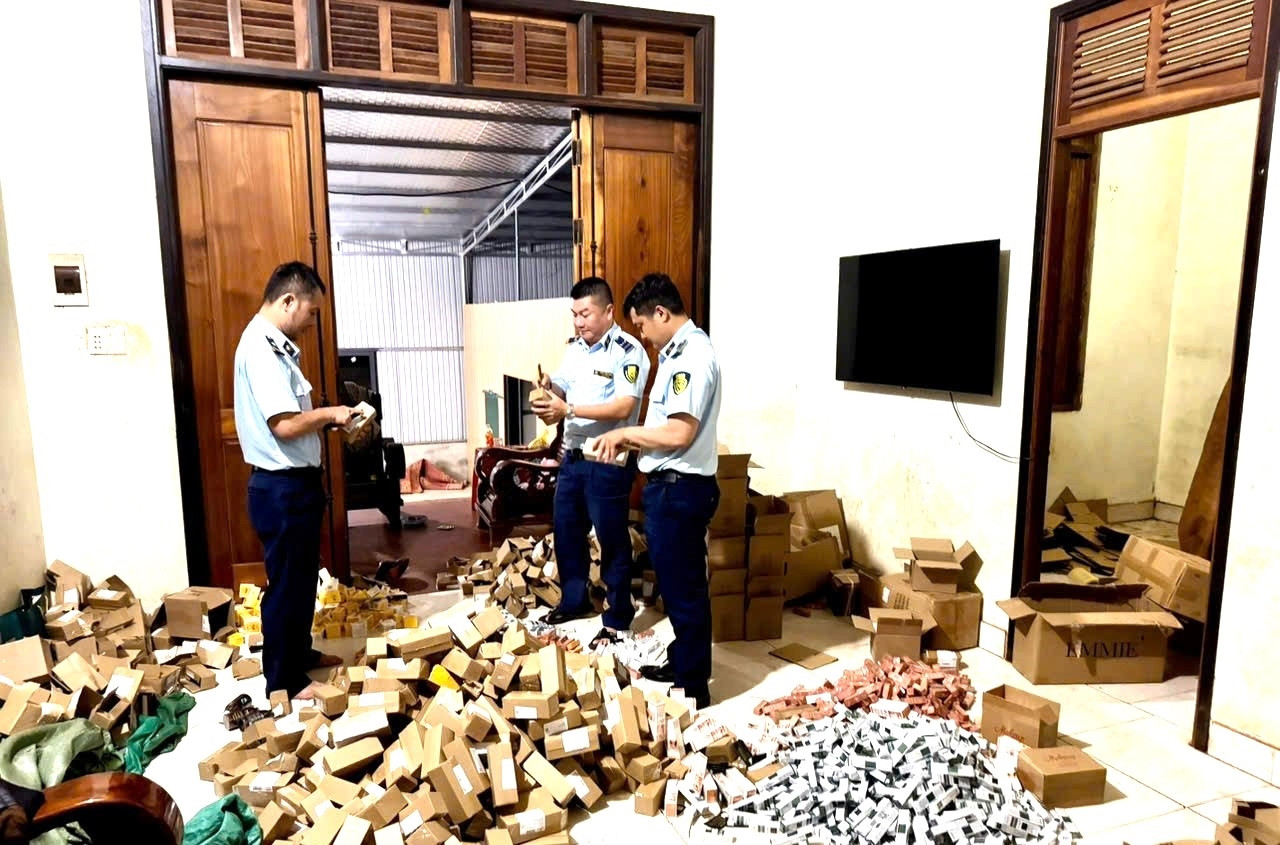 Lực lượng chức năng kiểm tra lô hàng mỹ phẩm