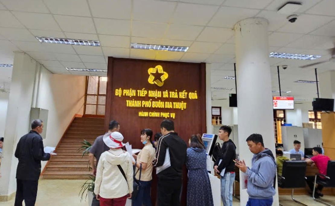 Người dân tới làm thủ tục hành chính tại bộ phận một cửa TP Buôn Ma Thuột.