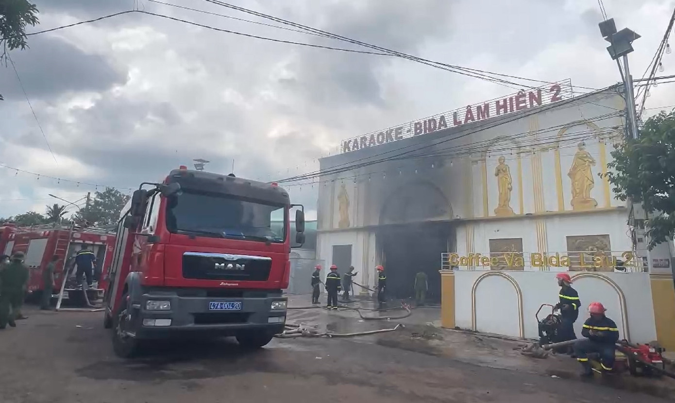 Lực lượng tham gia chữa cháy tại quán karaoke