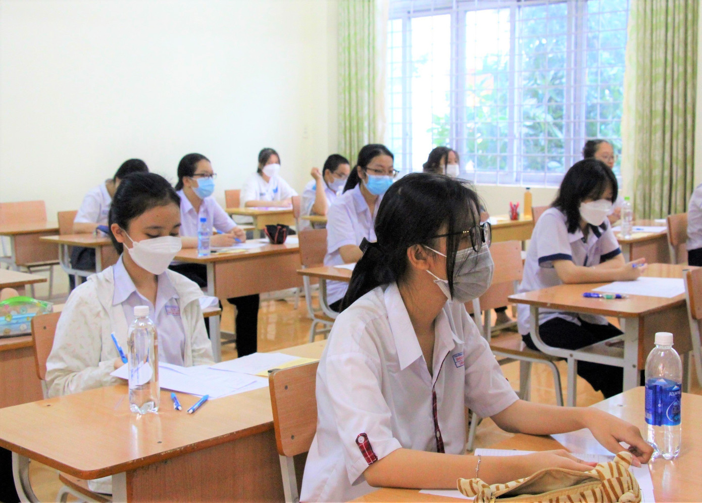 Các thí sinh đến điểm thi làm thủ tục Các thí sinh đến điểm thi làm thủ tục