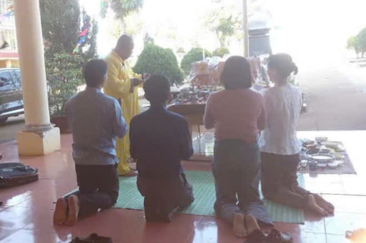 Hình ảnh cúng bái ngay tại trường được lan truyền. Hình ảnh cúng bái ngay tại trường được lan truyền.