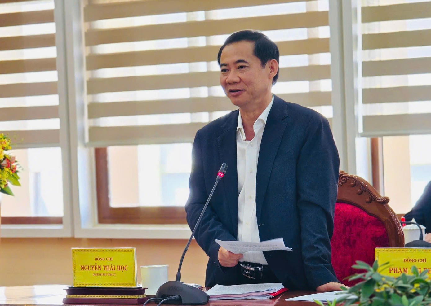 Quyền Bí thư Tỉnh ủy Lâm Đồng Nguyễn Thái Học báo cáo tại hội nghị.