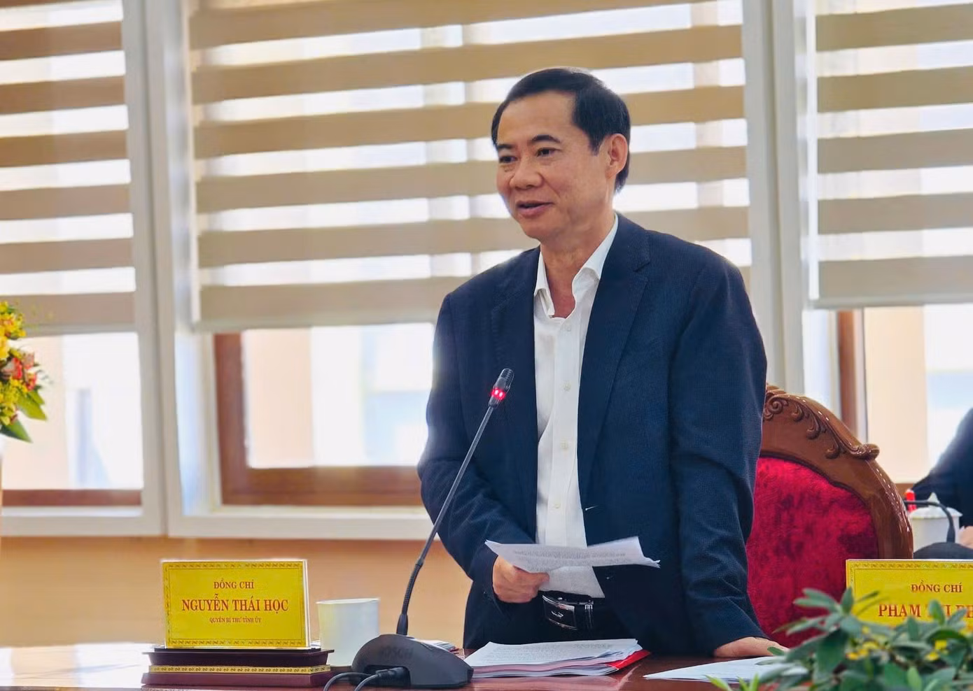 Quyền Bí thư Tỉnh ủy Lâm Đồng Nguyễn Thái Học báo cáo tại hội nghị. Quyền Bí thư Tỉnh ủy Lâm Đồng Nguyễn Thái Học báo cáo tại hội nghị.