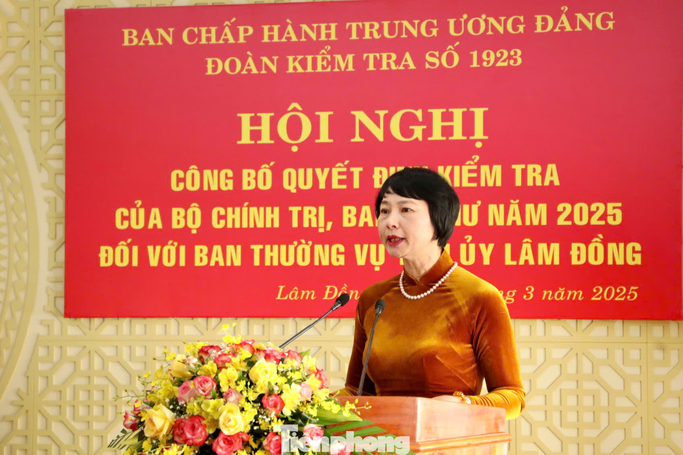 Bà Phạm Thị Phúc - Phó Bí thư Tỉnh uỷ, Chủ tịch HĐND tỉnh Lâm Đồng, báo cáo tại hội nghị. Bà Phạm Thị Phúc - Phó Bí thư Tỉnh uỷ, Chủ tịch HĐND tỉnh Lâm Đồng, báo cáo tại hội nghị.