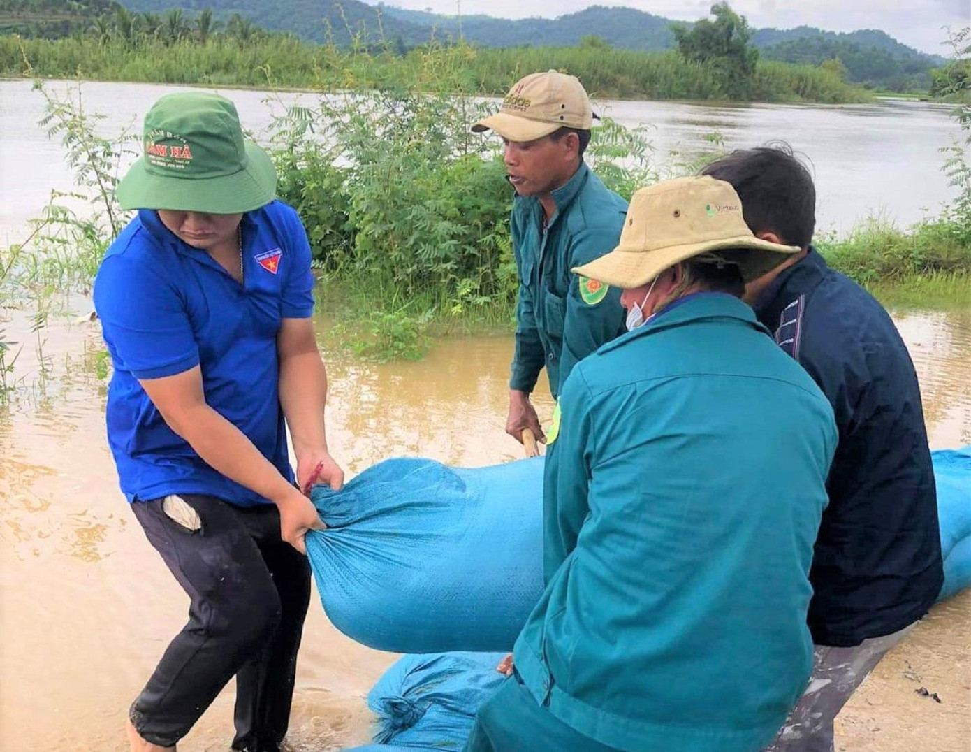 Người dân, Đội thanh niên xung kích đắp đê ngăn lũ