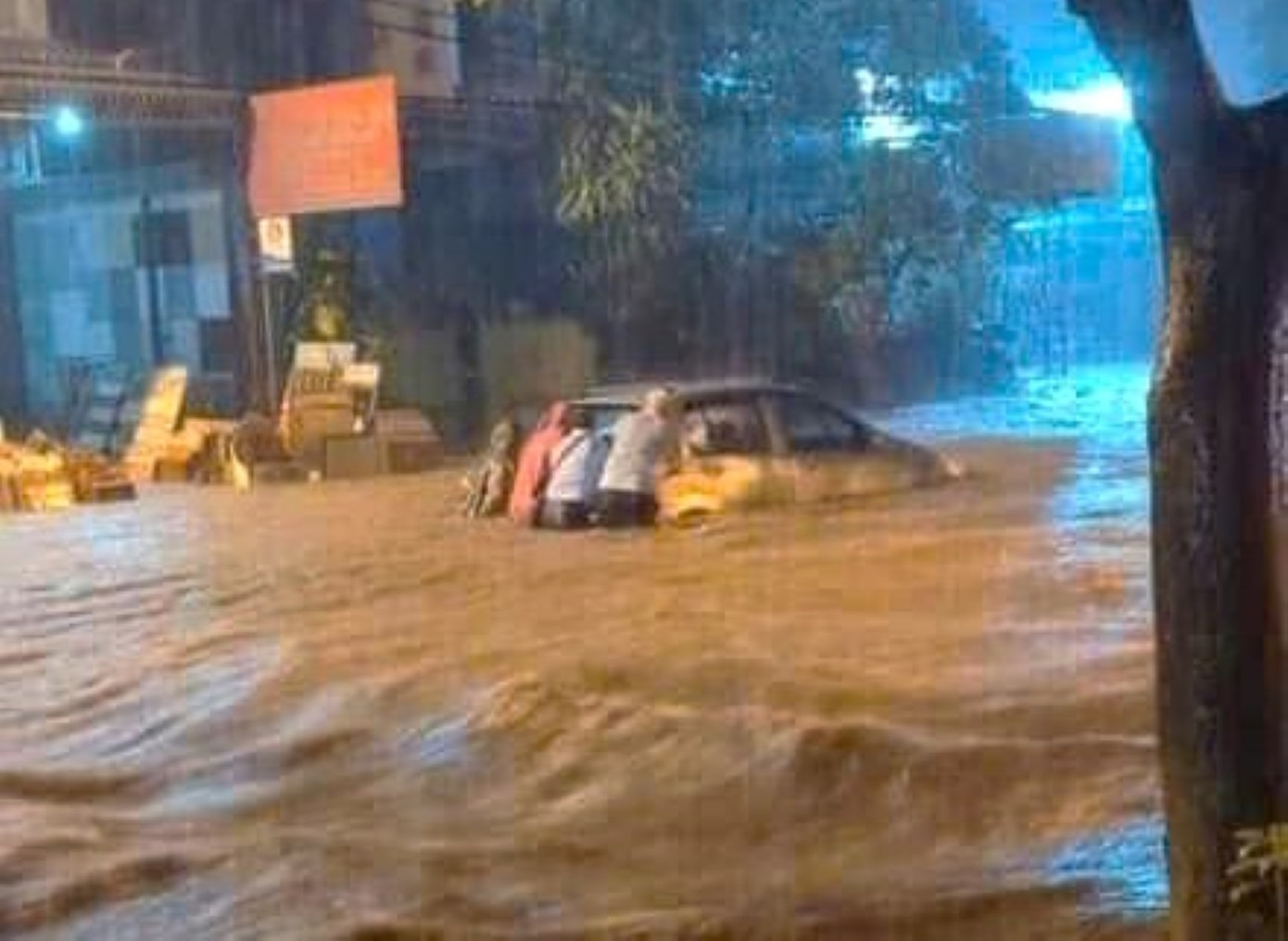 Một chiếc xe bị mắc kẹt khi mưa lớn xuất hiện tại TP Buôn Ma Thuột vào tối 17/9