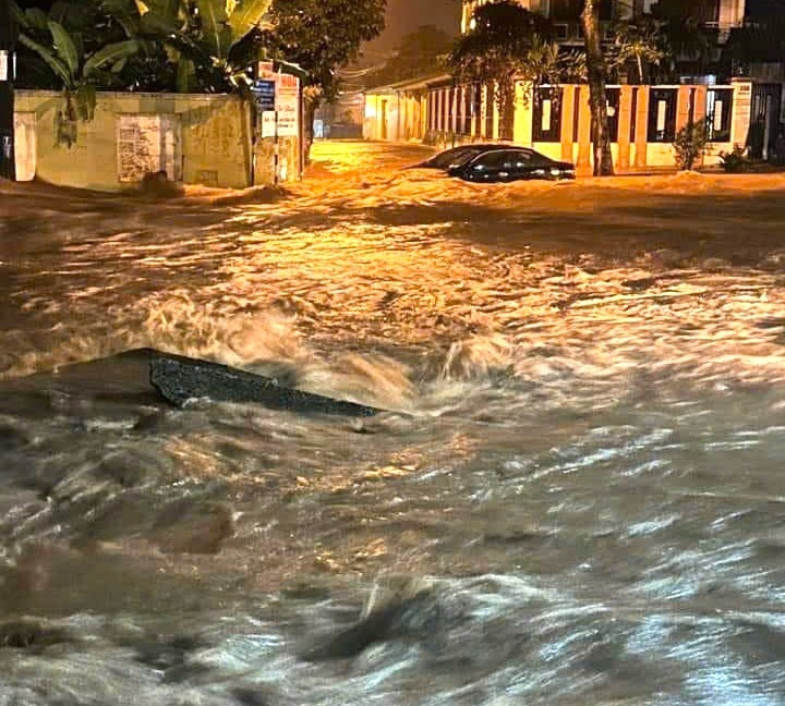 Nước cuồn cuộn tuôn chảy trên phố như dòng sông