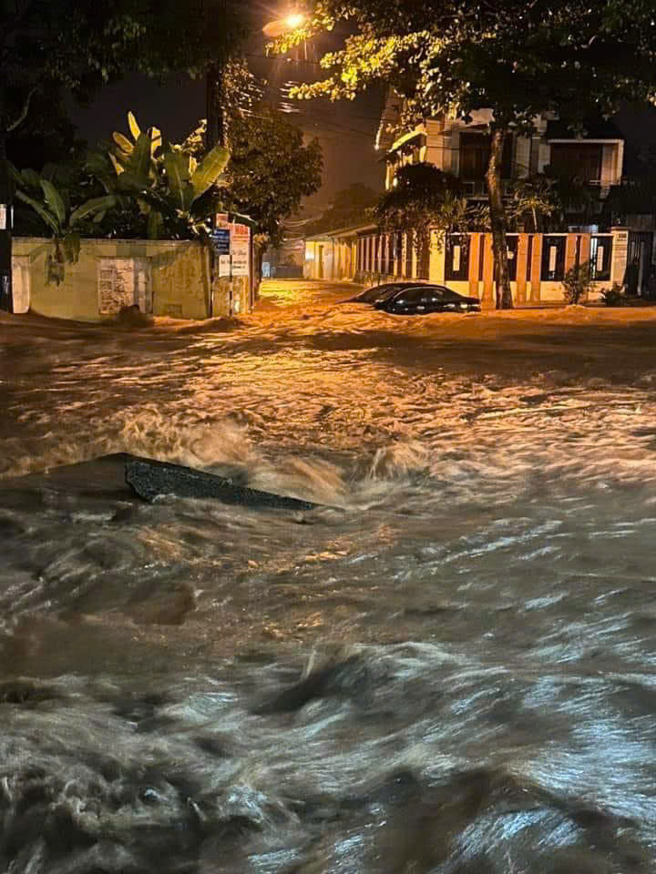 Người dân ghi lại cảnh nước mưa chảy cuồn cuộn như sông vào đêm 17/9