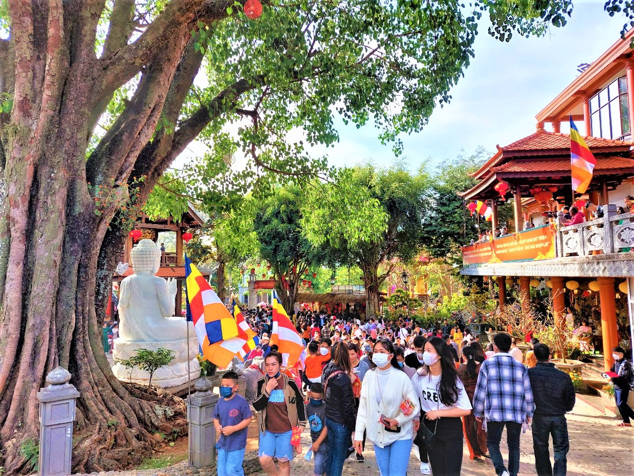 Dòng người đi lễ đầu năm Dòng người đi lễ đầu năm