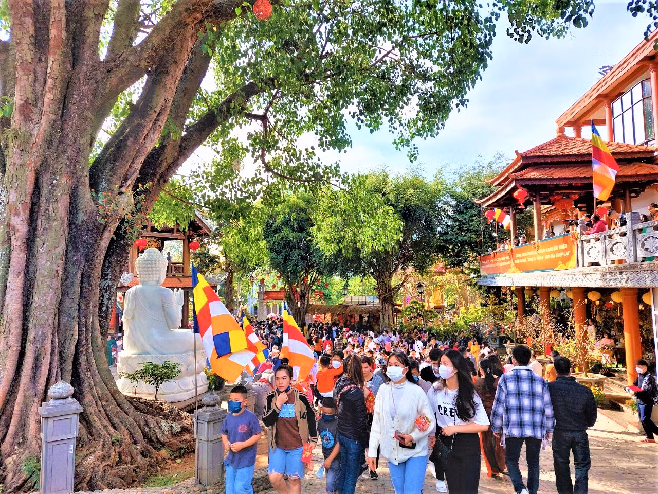 Dòng người đi lễ đầu năm