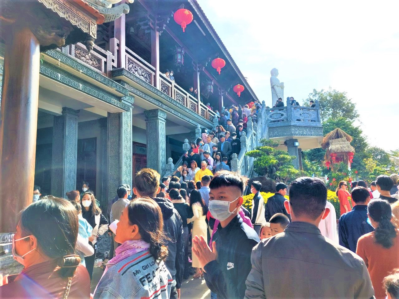 Năm nay, dòng người về chùa Sắc tứ Khải Đoan đông hơn năm ngoái Năm nay, dòng người về chùa Sắc tứ Khải Đoan đông hơn năm ngoái