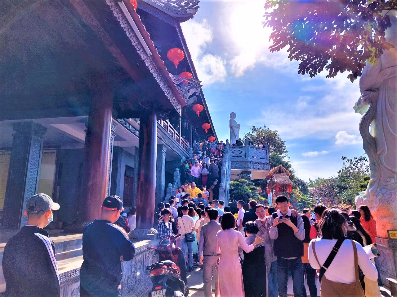 Khung cảnh tại chùa Sắc tứ Khải Đoan