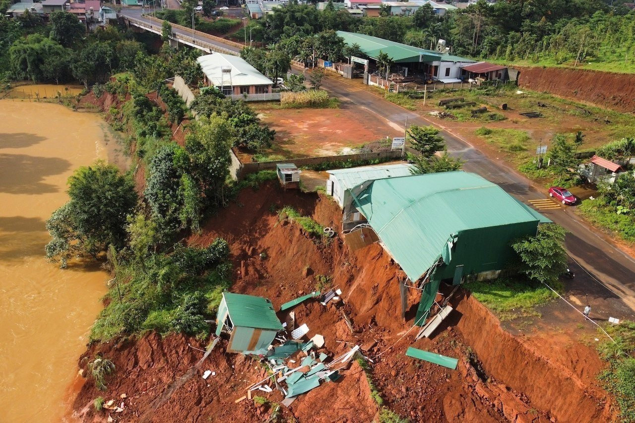 Đất bị sạt lở tại khu vực đường tránh Gia Nghĩa đổ xuống suối. Ảnh L.P Đất bị sạt lở tại khu vực đường tránh Gia Nghĩa đổ xuống suối. Ảnh L.P