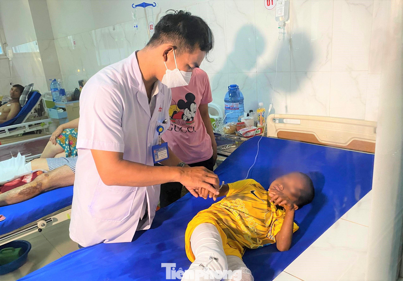 Cháu Y.N. đang được điều trị tại bệnh viện Cháu Y.N. đang được điều trị tại bệnh viện