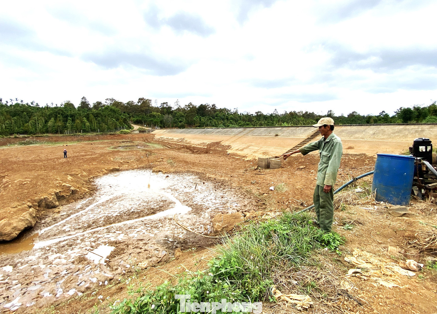 Ông Trưng bên đập nước trơ đáy.