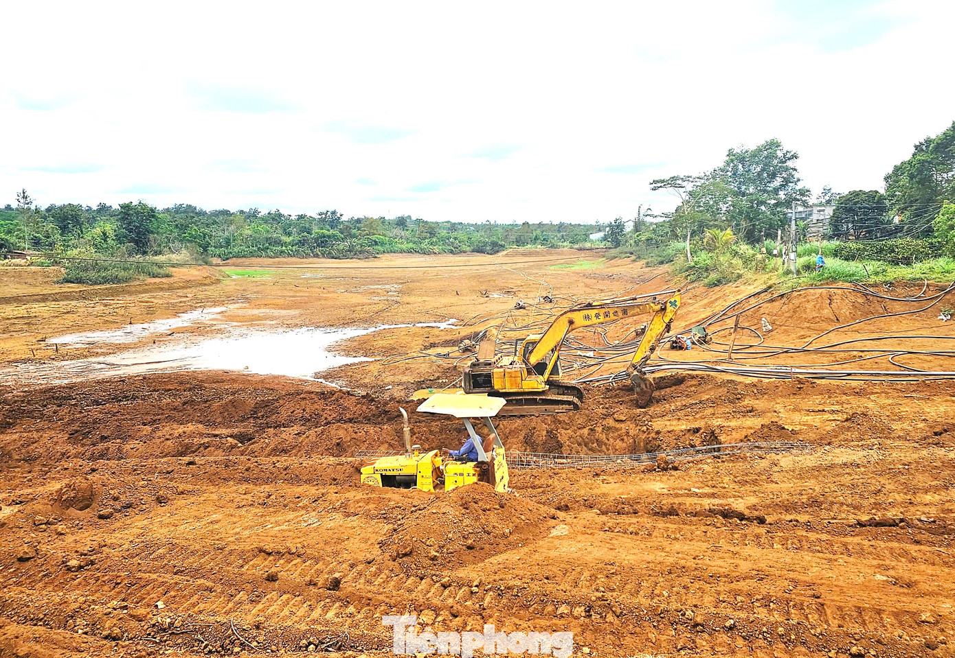 Hồ chứa nước đội 40 bị cạn nước.