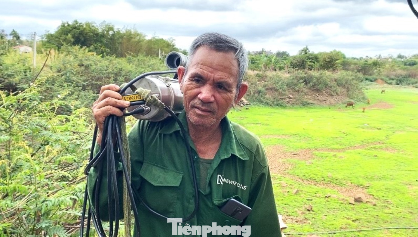 Ông Hoàng Đình Hào đi vét từng giọt nước tưới vườn cây.