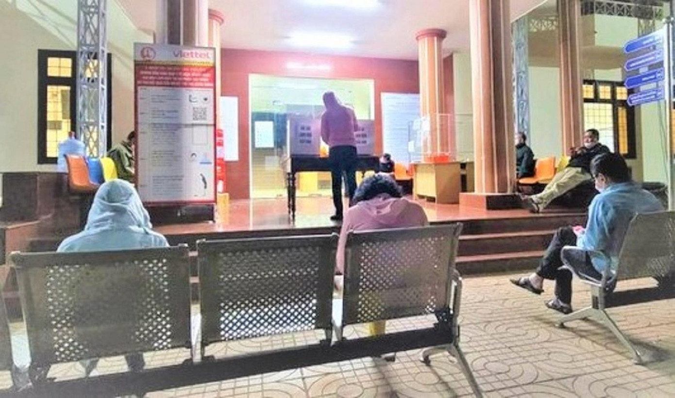 Người dân đi làm thủ tục đất đai từ 2-3 giờ sáng Người dân đi làm thủ tục đất đai từ 2-3 giờ sáng