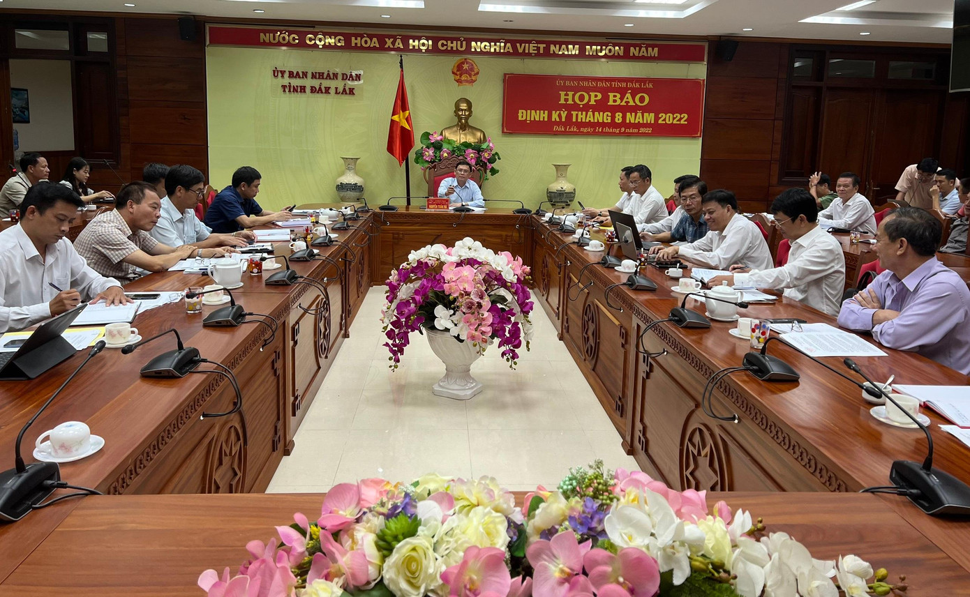 Ông Nguyễn Tuấn Hà - Phó Chủ tịch thường trực UBND tỉnh Đắk Lắk, chủ trì cuộc họp báo Ông Nguyễn Tuấn Hà - Phó Chủ tịch thường trực UBND tỉnh Đắk Lắk, chủ trì cuộc họp báo