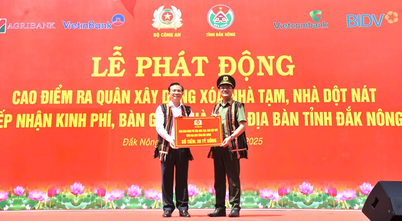 Thứ trưởng Phạm Thế Tùng bàn giao số tiền 30 tỷ đồng để Đắk Nông xóa nhà tạm, nhà dột nát