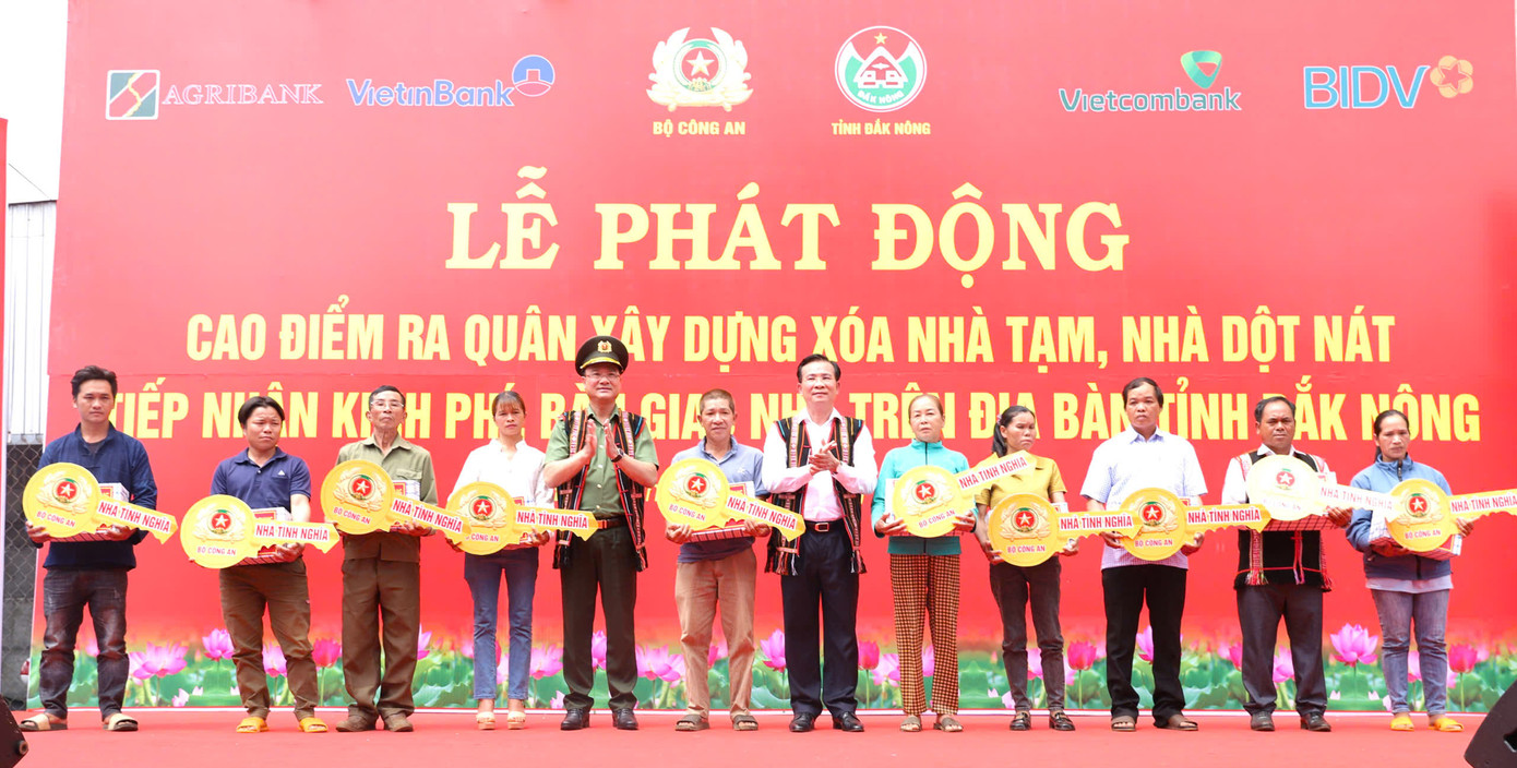 Thứ trưởng Bộ Công an và Chủ tịch UBND tỉnh Đắk Nông trao chìa khóa tượng trưng cho các hộ dân