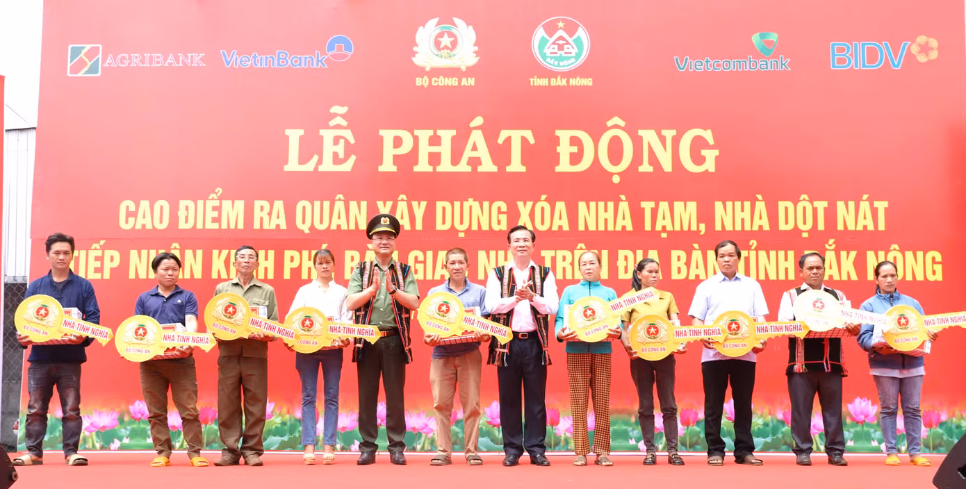 Thứ trưởng Bộ Công an và Chủ tịch UBND tỉnh Đắk Nông trao chìa khóa tượng trưng cho các hộ dân