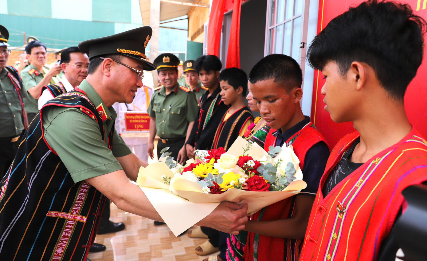 Thứ trưởng Phạm Thế Tùng trao các phần quà của Đại tướng Lương Tam Quang, Bộ trưởng Bộ Công an gửi tặng các gia đình có hoàn cảnh khó khăn tại buôn Ting Wel Đơm