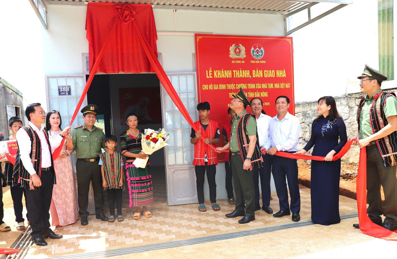 Thứ trưởng Phạm Thế Tùng và Chủ tịch UBND tỉnh Hồ Văn Mười cùng các đại biểu dự lễ khánh thành và bàn giao nhà cho hộ ông K’Srai