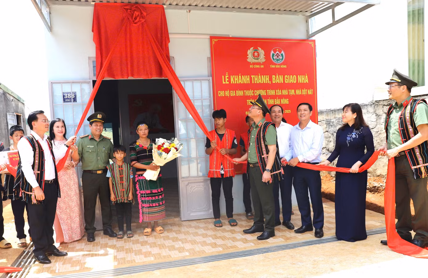 Thứ trưởng Phạm Thế Tùng và Chủ tịch UBND tỉnh Hồ Văn Mười cùng các đại biểu dự lễ khánh thành và bàn giao nhà cho hộ ông K’Srai
