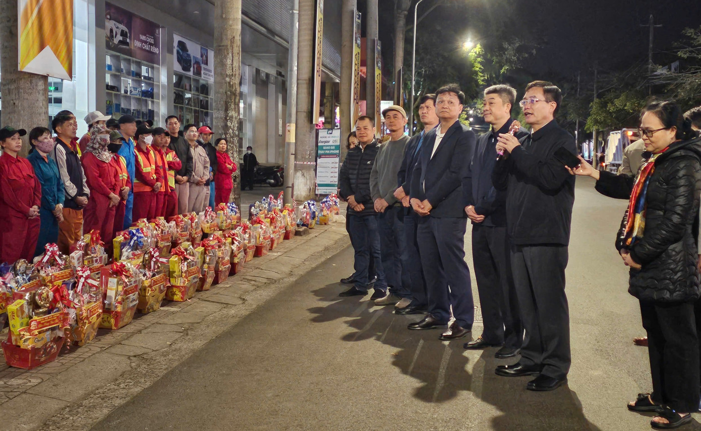 Bí thư Tỉnh ủy Đắk Lắk Nguyễn Đình Trung gửi lời thăm hỏi đến công nhân môi trường Bí thư Tỉnh ủy Đắk Lắk Nguyễn Đình Trung gửi lời thăm hỏi đến công nhân môi trường