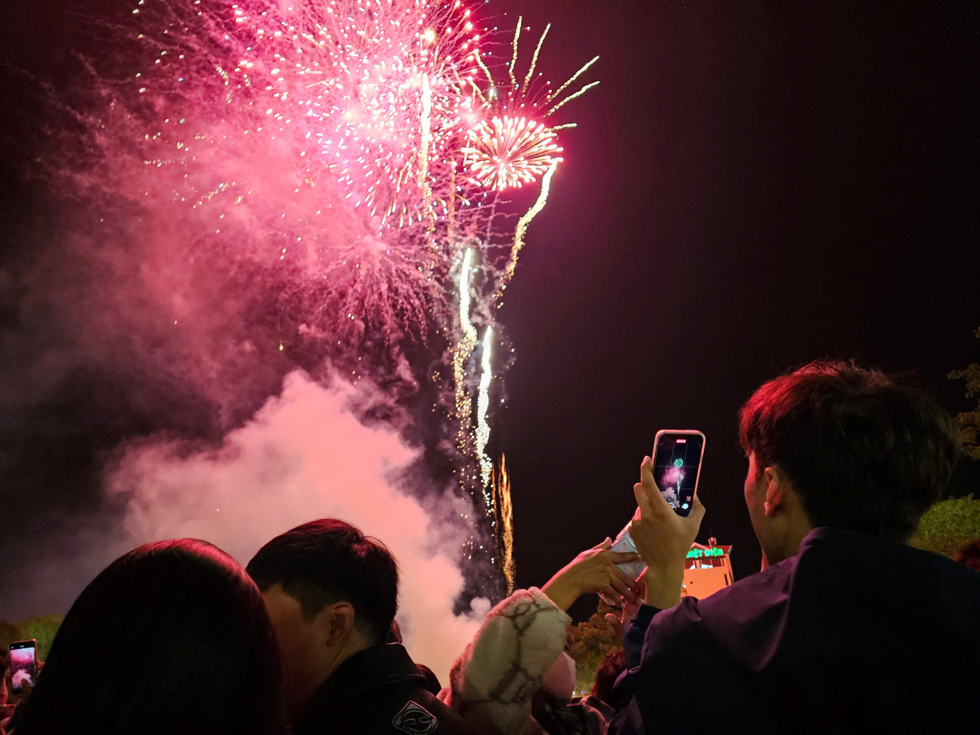 Màn pháo hoa khiến người xem thích thú Màn pháo hoa khiến người xem thích thú