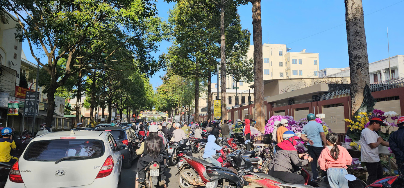 Người dân tranh thủ mua cho mình những bình hoa chiều cuối năm Người dân tranh thủ mua cho mình những bình hoa chiều cuối năm