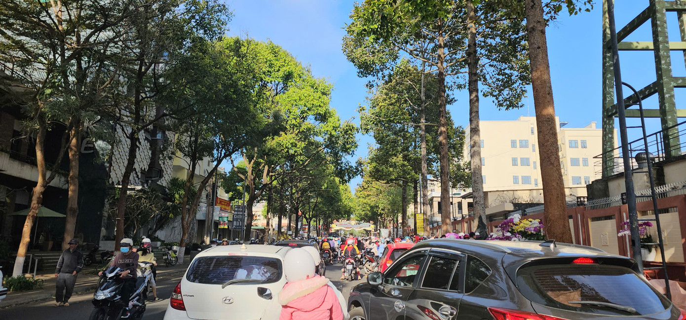 Xe ô tô di chuyển thật chậm khi đi qua tuyến đường Trường Chinh Xe ô tô di chuyển thật chậm khi đi qua tuyến đường Trường Chinh