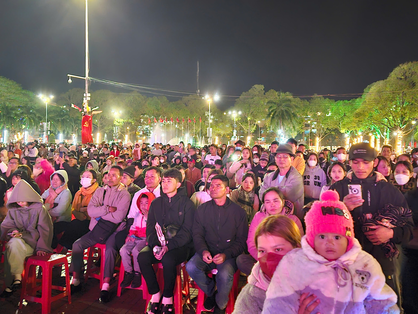 Người dân đón xem chương trình nghệ thuật Người dân đón xem chương trình nghệ thuật