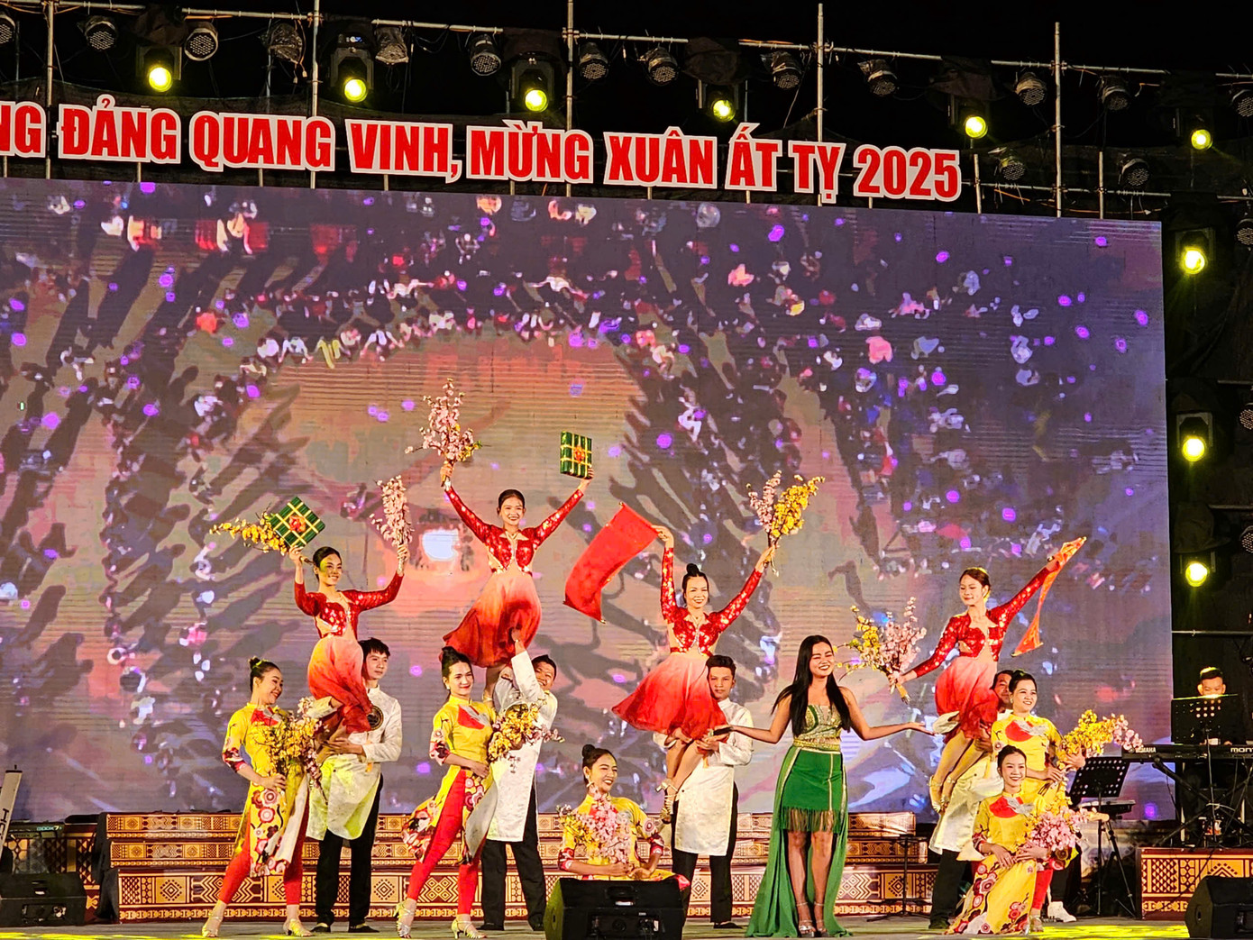 Tiết mục văn nghệ có nội dung tươi vui, mừng Đảng, mừng xuân Tiết mục văn nghệ có nội dung tươi vui, mừng Đảng, mừng xuân