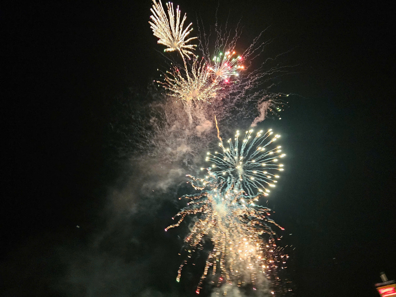 Những chùm pháo hoa rực rỡ trên bầu trời Những chùm pháo hoa rực rỡ trên bầu trời