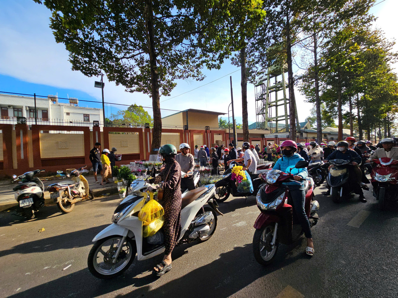 Các chủ vựa hoa giảm giá khiến người đi đường dừng lại lựa mua Các chủ vựa hoa giảm giá khiến người đi đường dừng lại lựa mua