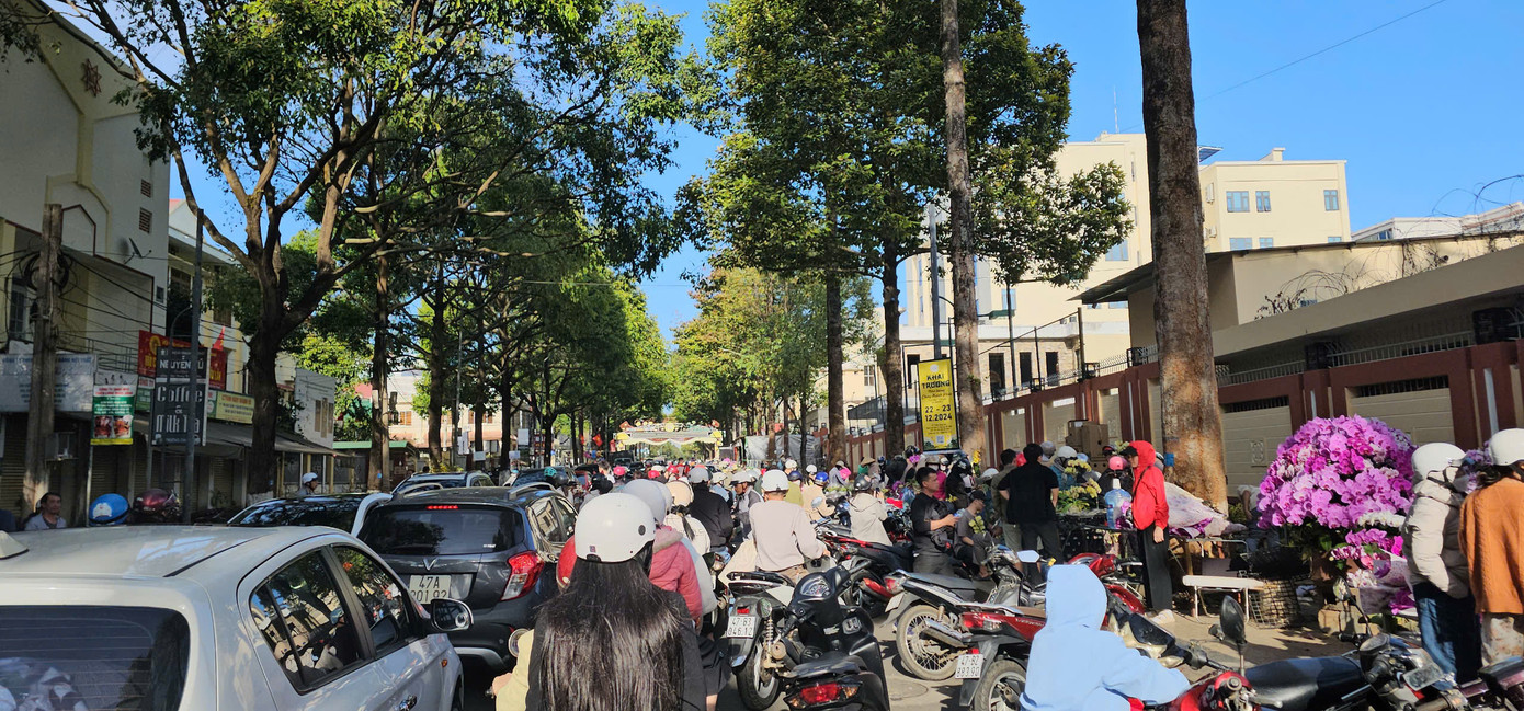 Tuyến đường Trường Chinh đông nghẹt phương tiện lưu thông Tuyến đường Trường Chinh đông nghẹt phương tiện lưu thông