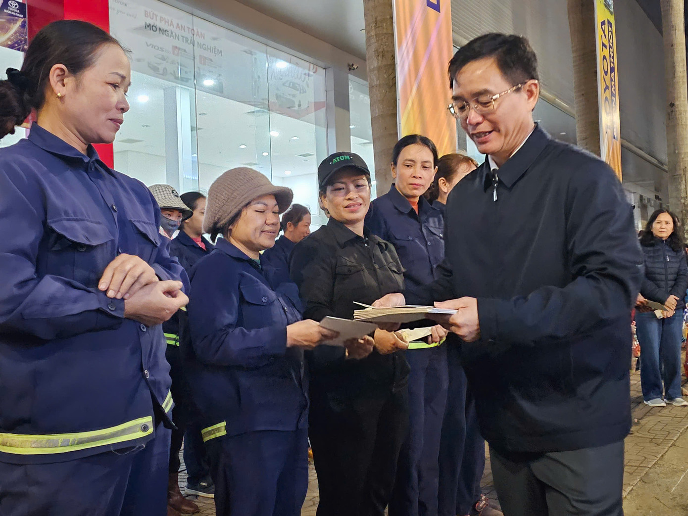 Bí thư Tỉnh ủy Đắk Lắk - Nguyễn Đình Trung trao quà cho các công nhân Bí thư Tỉnh ủy Đắk Lắk - Nguyễn Đình Trung trao quà cho các công nhân