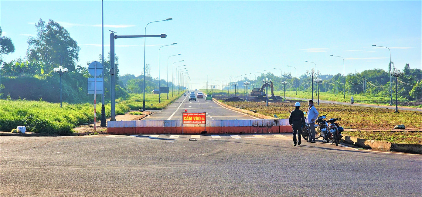 Nhà thầu thi công đã cho rào chắn lại tuyến đường đang thi công