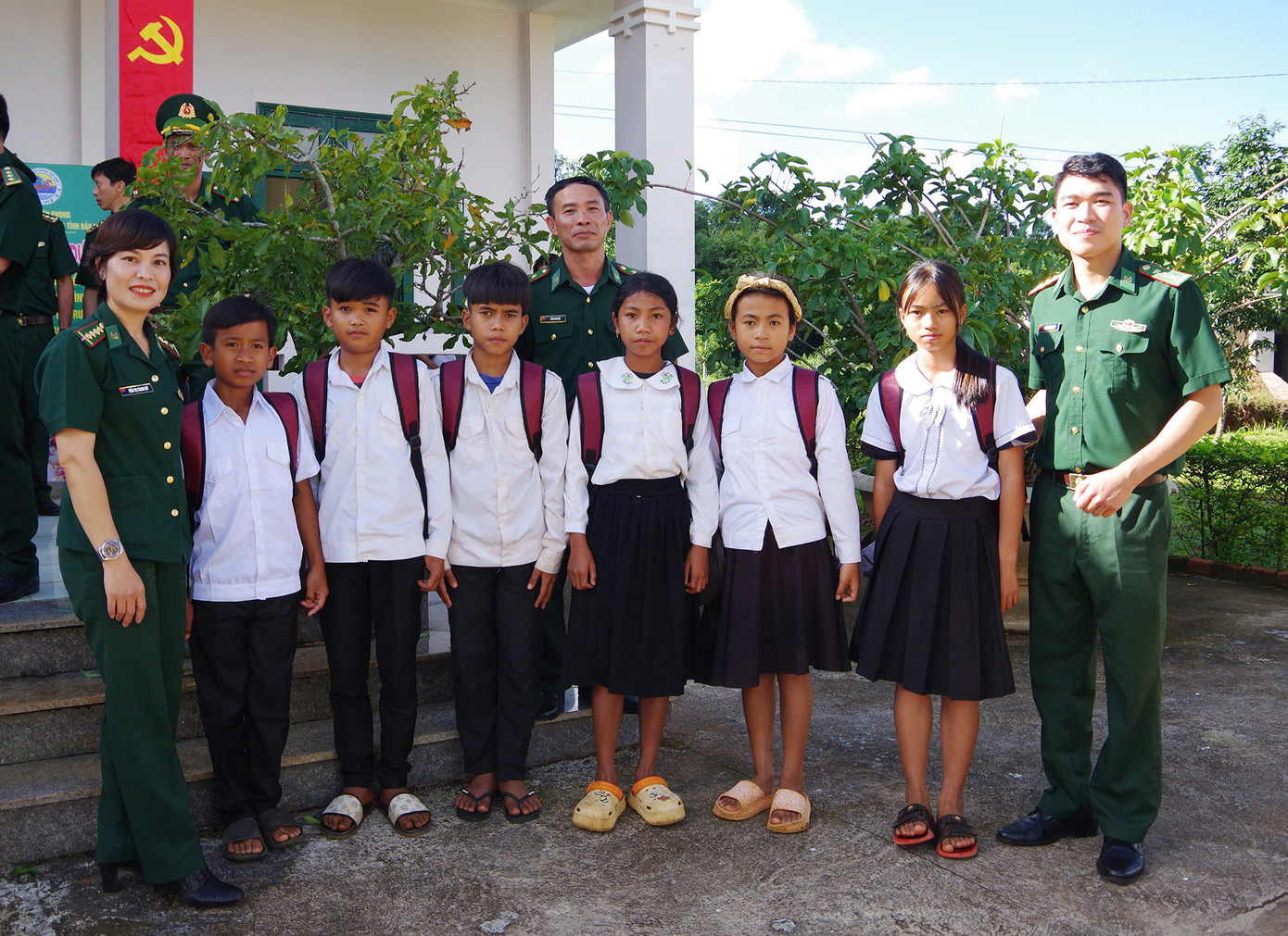 Nhờ được tiếp sức, nhiều học sinh khó khăn tiếp tục đến trường. Nhờ được tiếp sức, nhiều học sinh khó khăn tiếp tục đến trường.