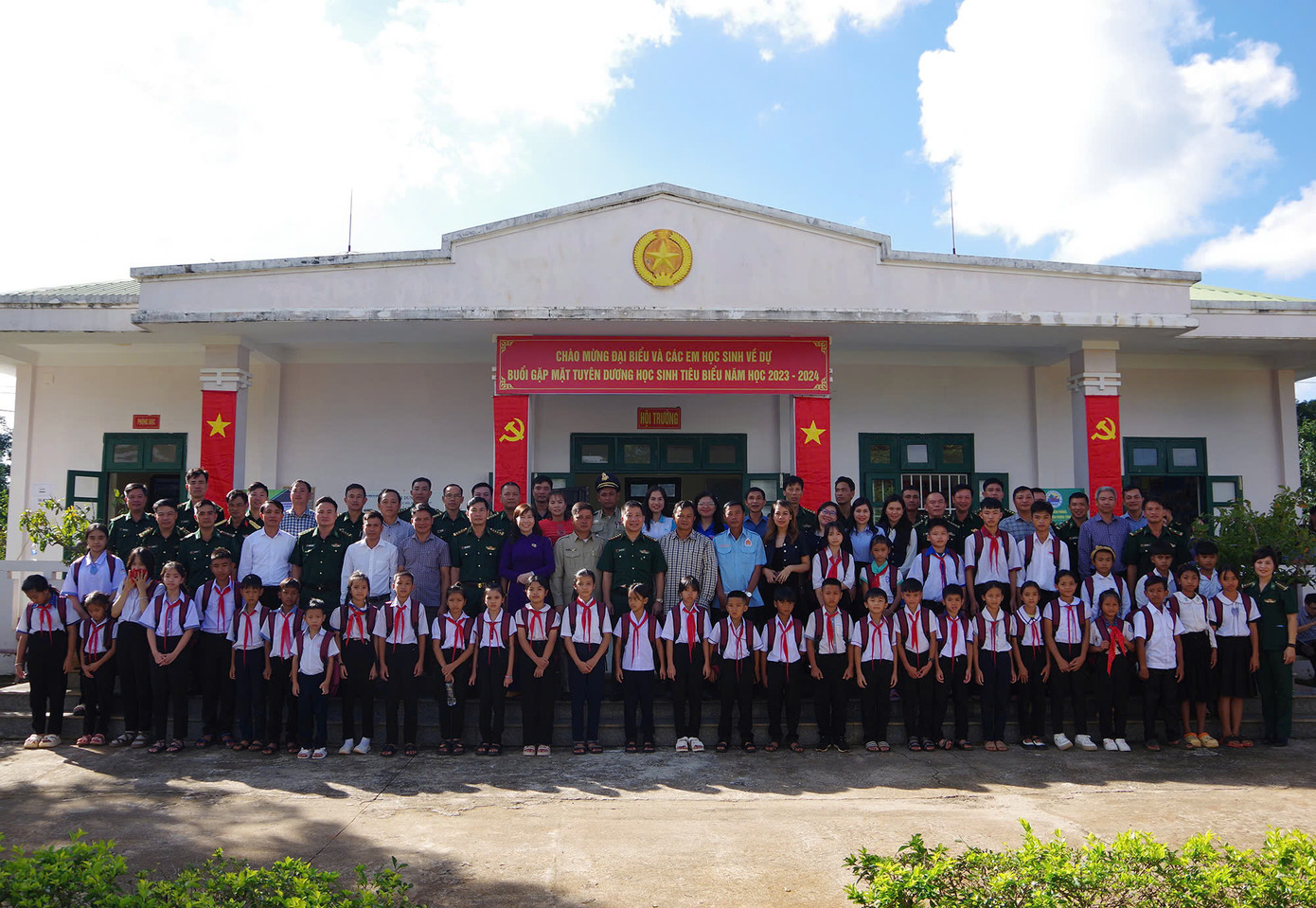 Các em học sinh được Bộ đội Biên phòng Đắk Nông tiếp sức đến trường Các em học sinh được Bộ đội Biên phòng Đắk Nông tiếp sức đến trường