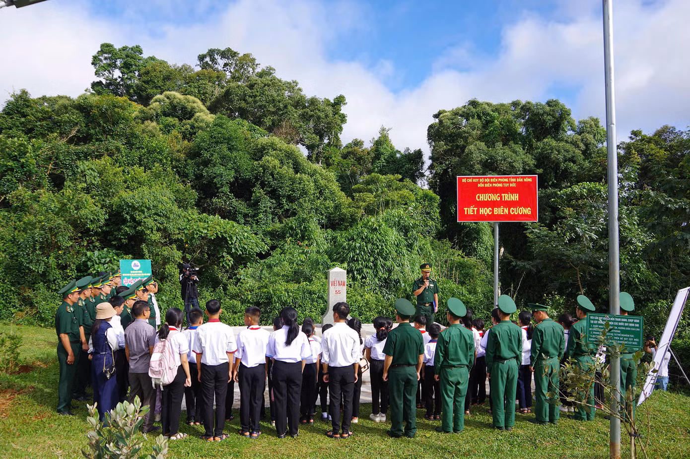 Tiết học Biên cương, bồi đắp thêm tình yêu quê hương cho các em học sinh.
