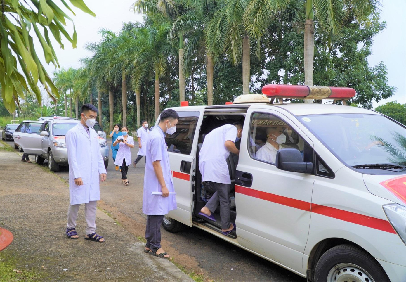 Đoàn y, bác sĩ Đắk Nông vào tâm dịch TP.HCM tham gia tuyến đầu chống COVID-19 Đoàn y, bác sĩ Đắk Nông vào tâm dịch TP.HCM tham gia tuyến đầu chống COVID-19